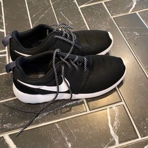 Like new black Nike sneakers